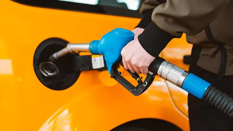 Experts predict that in the coming months, gas prices in California will remain high.