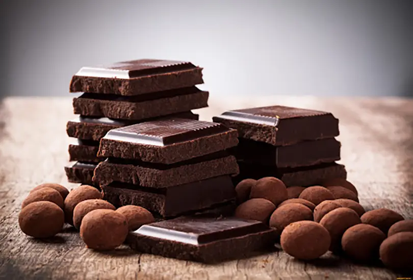 The best choice is dark chocolate with at least 70% cocoa