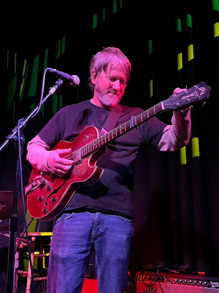 As the band locked in, Brown’s notes were everywhere, driving their proto-garage bite forward
